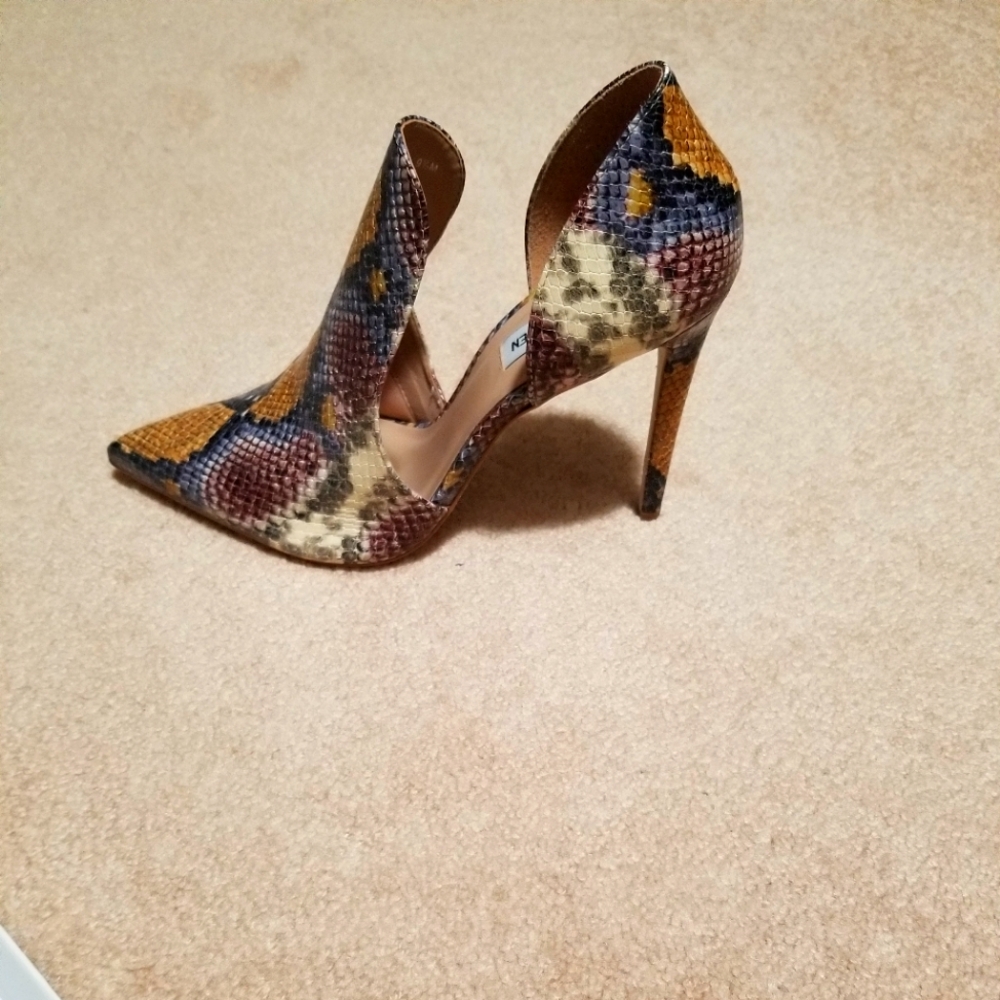 Steve Madden Dolly Multi Snake pattern size 9.5